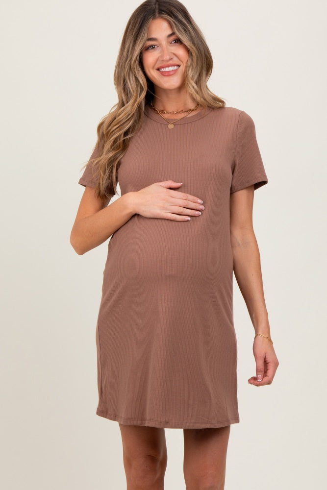 woman wearing a brown short sleeve maternity dress and holding her baby bump
