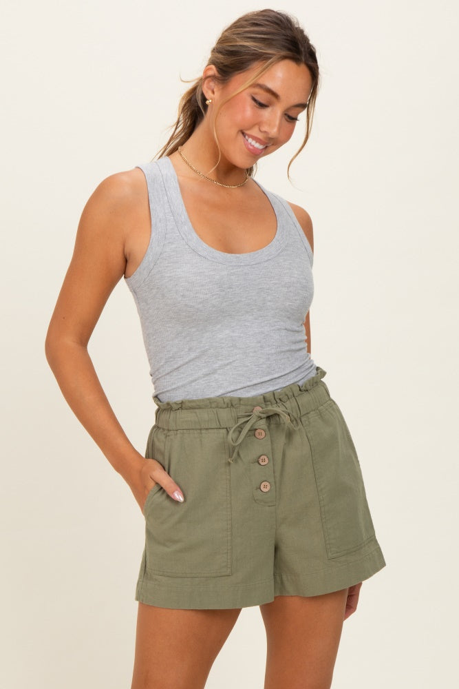 woman wearing a gray ribbed tank top and olive green high-waisted shorts with buttons and pockets