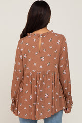 woman wearing a brown floral maternity blouse with long sleeves and ruffle details, showing a keyhole back设计