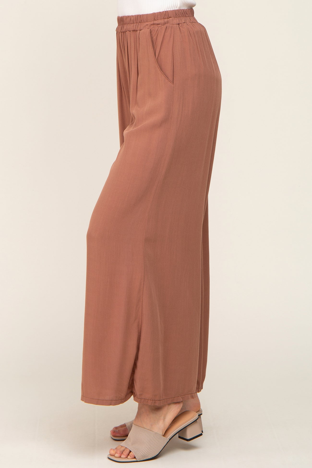 woman wearing mauve wide leg palazzo pants with elastic waistband and side pockets